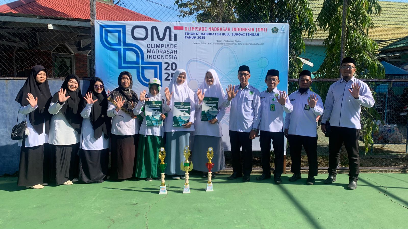 Apresiasi untuk Para Juara: Kemenag HST Serahkan Trofi kepada Santriwati PPM Darul Istiqamah