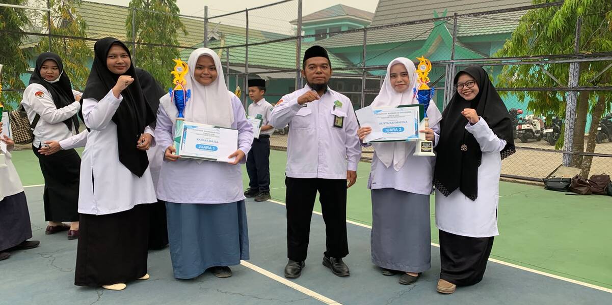Dua Santriwati PPM Darul Istiqamah Terima Penghargaan Juara OMI 2026 Tingkat Kabupaten HST